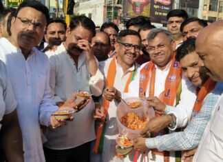 बंगाल में BJP की जीत पर घंटाघर में जश्न, कार्यकर्ताओं ने झालमुरी खिलाकर मनाई खुशी