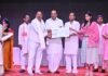 रायबरेली : मानदेय बढ़ने की खुशी में झूमे शिक्षामित्र, डमी चेक देकर किया गया सम्मानित