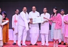 रायबरेली : मानदेय बढ़ने की खुशी में झूमे शिक्षामित्र, डमी चेक देकर किया गया सम्मानित