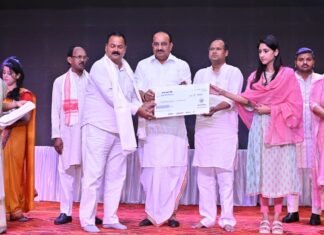 रायबरेली : मानदेय बढ़ने की खुशी में झूमे शिक्षामित्र, डमी चेक देकर किया गया सम्मानित