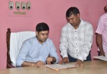 2017 बैच के IAS आनंद वर्धन ने संभाला जिलाधिकारी का कार्यभार, अधिकारियों के साथ की विकास व कानून-व्यवस्था की समीक्षा