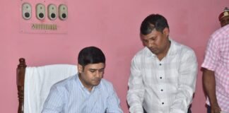 2017 बैच के IAS आनंद वर्धन ने संभाला जिलाधिकारी का कार्यभार, अधिकारियों के साथ की विकास व कानून-व्यवस्था की समीक्षा