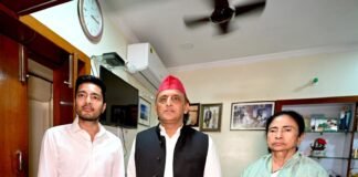 बंगाल चुनाव नतीजों के बाद कोलकाता पहुंचे अखिलेश यादव, ममता बनर्जी के आवास पर हाईप्रोफाइल मुलाकात; हिंसा पर हुई चर्चा
