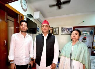 बंगाल चुनाव नतीजों के बाद कोलकाता पहुंचे अखिलेश यादव, ममता बनर्जी के आवास पर हाईप्रोफाइल मुलाकात; हिंसा पर हुई चर्चा