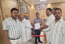 वृंदावन व्यापार मंडल ने कमर्शियल गैस सिलेंडर की बढ़ी कीमतों के खिलाफ राष्ट्रपति को भेजा ज्ञापन