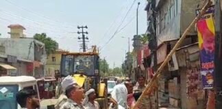 श्रीकृष्ण जन्मस्थान के आसपास चला नगर निगम का बुलडोजर, अवैध होर्डिंग-बैनरों पर बड़ी कार्रवाई, दुकानदारों में मचा हड़कंप