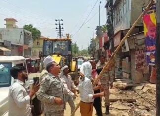 श्रीकृष्ण जन्मस्थान के आसपास चला नगर निगम का बुलडोजर, अवैध होर्डिंग-बैनरों पर बड़ी कार्रवाई, दुकानदारों में मचा हड़कंप