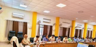 गोण्डा में बिजली व्यवस्था पर आयुक्त का बड़ा एक्शन, लापरवाही पर कंपनियों को ब्लैक लिस्ट की चेतावनी