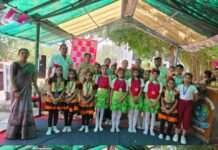 कायमगंज में मदर्स डे पर भावुक हुआ माहौल: बेटियों ने गीतों से जीता दिल, खेलों में माताओं ने जमकर की मस्ती