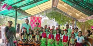 कायमगंज में मदर्स डे पर भावुक हुआ माहौल: बेटियों ने गीतों से जीता दिल, खेलों में माताओं ने जमकर की मस्ती
