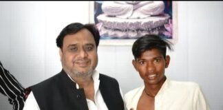 युवा ने सीने पर गुदवाया डॉ. जितेंद्र सिंह यादव का नाम, सपा नेता हुए भावुक