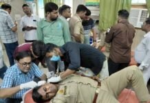 फर्रुखाबाद में बवाल : नाले में मिला युवक का शव, गुस्साए ग्रामीणों ने किया पथराव, दो दरोगा घायल