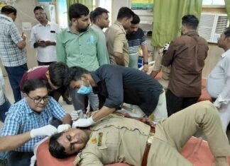 फर्रुखाबाद में बवाल : नाले में मिला युवक का शव, गुस्साए ग्रामीणों ने किया पथराव, दो दरोगा घायल