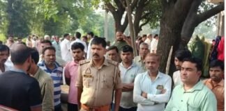 चौपाल पर सो रहे युवकों पर चढ़ी तेज रफ्तार पिकअप, एक की मौत, दूसरा जिंदगी की जंग लड़ रहा