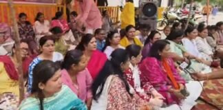 मुरादाबाद में सांसद रुचि वीरा के आवास के सामने भाजपा महिला मोर्चा का प्रदर्शन, टेंट लगाकर धरने पर बैठी महिला कार्यकर्ता