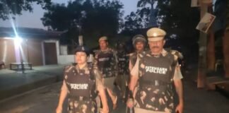 चाचूपुर में पुलिस पर पथराव के बाद प्रशासन का बड़ा एक्शन : फ्लैग मार्च, आधा दर्जन हिरासत में, SOG की ताबड़तोड़ दबिश
