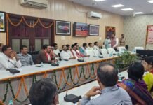 मथुरा कलेक्ट्रेट बैठक में जनसमस्याओं पर चर्चा, उपमुख्यमंत्री के सामने उठे भ्रष्टाचार से लेकर आधार-पेंशन तक के मुद्दे