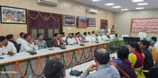 मथुरा कलेक्ट्रेट बैठक में जनसमस्याओं पर चर्चा, उपमुख्यमंत्री के सामने उठे भ्रष्टाचार से लेकर आधार-पेंशन तक के मुद्दे