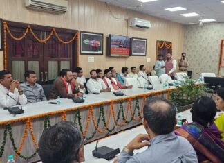 मथुरा कलेक्ट्रेट बैठक में जनसमस्याओं पर चर्चा, उपमुख्यमंत्री के सामने उठे भ्रष्टाचार से लेकर आधार-पेंशन तक के मुद्दे