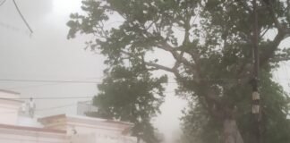 सीतापुर में अचानक बदला मौसम का मिजाज, आंधी-बारिश से गर्मी से राहत; लेकिन किसानों की बढ़ी चिंता