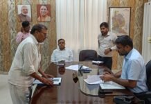 फरियादियों की समस्याएं सुनकर डीएम ने दिए त्वरित निस्तारण के निर्देश