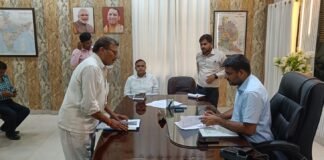 फरियादियों की समस्याएं सुनकर डीएम ने दिए त्वरित निस्तारण के निर्देश