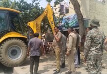 बच्ची से छेड़छाड़ के आरोपी साधु वेशधारी पर प्रशासन की कार्रवाई, अवैध निर्माण ध्वस्त