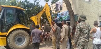 बच्ची से छेड़छाड़ के आरोपी साधु वेशधारी पर प्रशासन की कार्रवाई, अवैध निर्माण ध्वस्त