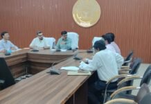 बैठक में अनुपस्थित मिले समाज कल्याण विभाग के 7 कर्मचारी, डीएम ने एक दिन का वेतन रोकने के दिए आदेश