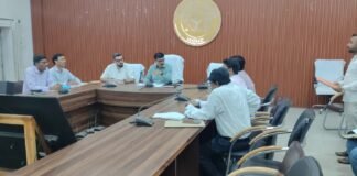 बैठक में अनुपस्थित मिले समाज कल्याण विभाग के 7 कर्मचारी, डीएम ने एक दिन का वेतन रोकने के दिए आदेश