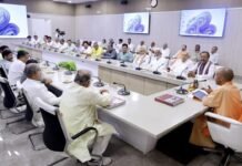 सीएम योगी ने मंत्रियों के साथ बैठक की, अपना काफिला छोटा किया
