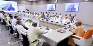 सीएम योगी ने मंत्रियों के साथ बैठक की, अपना काफिला छोटा किया
