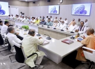 सीएम योगी ने मंत्रियों के साथ बैठक की, अपना काफिला छोटा किया