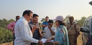 ₹191 करोड़ के गंगा पुल निर्माण का डीएम ने किया औचक निरीक्षण, गुणवत्ता पर सख्त चेतावनी