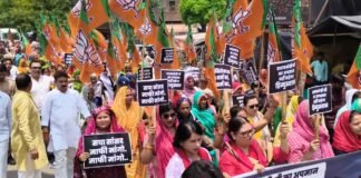PM मोदी पर टिप्पणी से भड़की BJP, सीतापुर में सपा सांसद के खिलाफ जोरदार प्रदर्शन