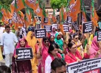PM मोदी पर टिप्पणी से भड़की BJP, सीतापुर में सपा सांसद के खिलाफ जोरदार प्रदर्शन