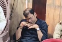 डीएम सुनती रहीं जनता का दर्द, कूलर की ठंडी हवा में खर्राटे मारते रहे डीपीआरओ साहब