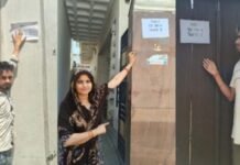 शामली के गोगवान जलालपुर में तालाब ओवरफ्लो, महीनों से जलभराव; ग्रामीणों ने लगाए ‘पलायन, मकान बिकाऊ है’ के पोस्टर