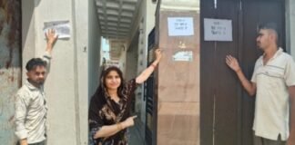 शामली के गोगवान जलालपुर में तालाब ओवरफ्लो, महीनों से जलभराव; ग्रामीणों ने लगाए ‘पलायन, मकान बिकाऊ है’ के पोस्टर