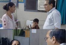 लोहिया अस्पताल में CMO का औचक निरीक्षण, ड्यूटी से गायब मिली स्टाफ नर्स; अव्यवस्थाओं पर क्वालिटी मैनेजर का वेतन रोका