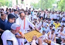 लखनऊ में अखिल भारतीय ग्राम प्रधान संगठन का जोरदार विरोध प्रदर्शन, प्रदर्शन में डिप्टी सीएम Brajesh Pathak पहुंचे, प्रदर्शनकारियों से की मुलाकात