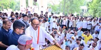 लखनऊ में अखिल भारतीय ग्राम प्रधान संगठन का जोरदार विरोध प्रदर्शन, प्रदर्शन में डिप्टी सीएम Brajesh Pathak पहुंचे, प्रदर्शनकारियों से की मुलाकात
