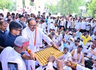 लखनऊ में अखिल भारतीय ग्राम प्रधान संगठन का जोरदार विरोध प्रदर्शन, प्रदर्शन में डिप्टी सीएम Brajesh Pathak पहुंचे, प्रदर्शनकारियों से की मुलाकात