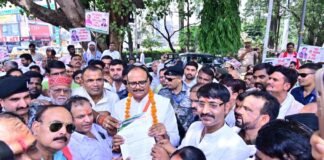 लखनऊ में अखिल भारतीय ग्राम प्रधान संगठन का जोरदार प्रदर्शन, पंचायत चुनाव समय पर कराने की मांग