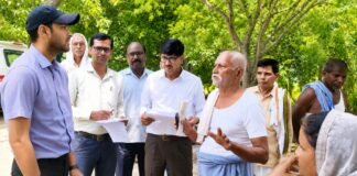 बंजरिया पहुंच डीएम ने मौके पर कराया भूमि विवाद का निस्तारण