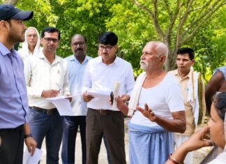 बंजरिया पहुंच डीएम ने मौके पर कराया भूमि विवाद का निस्तारण