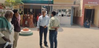 सीएमओ ने खोराबार पीएचसी और चौरीचौरा सीएचसी का किया औचक निरीक्षण