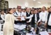 लखनऊ लाठीचार्ज के विरोध में फर्रुखाबाद बार एसोसिएशन का बड़ा ऐलान, मुख्यमंत्री को भेजा ज्ञापन