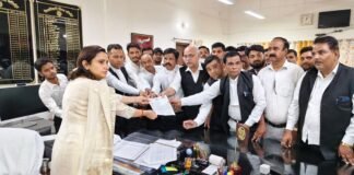 लखनऊ लाठीचार्ज के विरोध में फर्रुखाबाद बार एसोसिएशन का बड़ा ऐलान, मुख्यमंत्री को भेजा ज्ञापन
