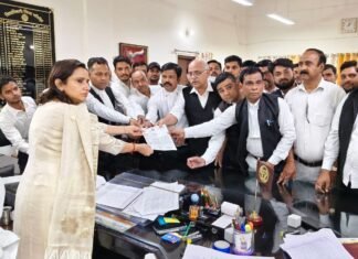 लखनऊ लाठीचार्ज के विरोध में फर्रुखाबाद बार एसोसिएशन का बड़ा ऐलान, मुख्यमंत्री को भेजा ज्ञापन